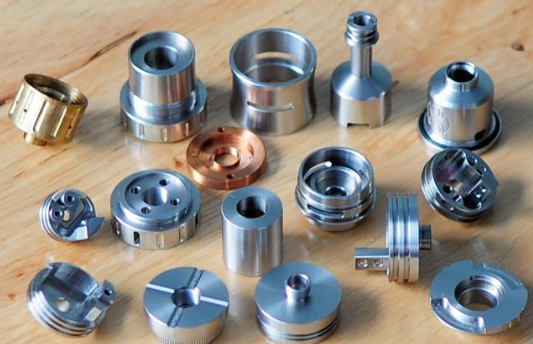 小零件背后的女富豪 为富士康制造手机小配件，成就300亿商业传奇